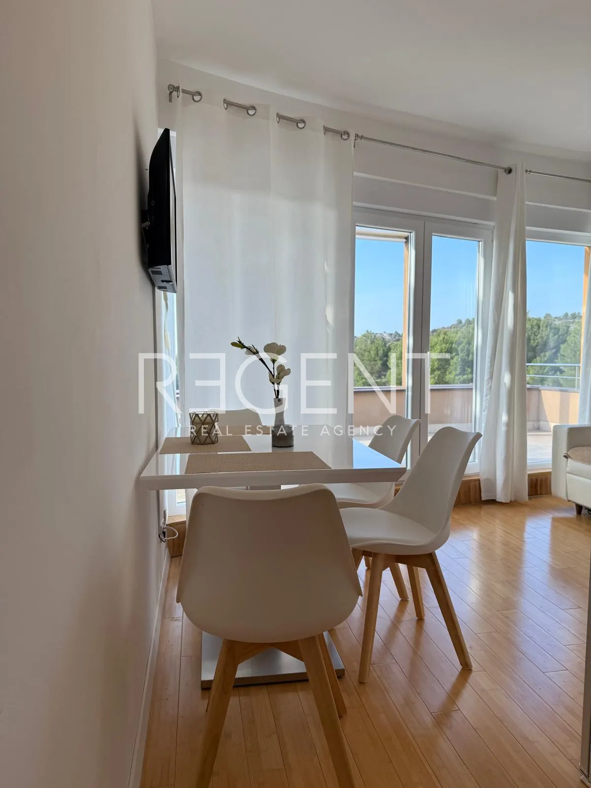 Šibenik, Podsolarsko - Moderní garsonka s prostornou terasou 38 m2