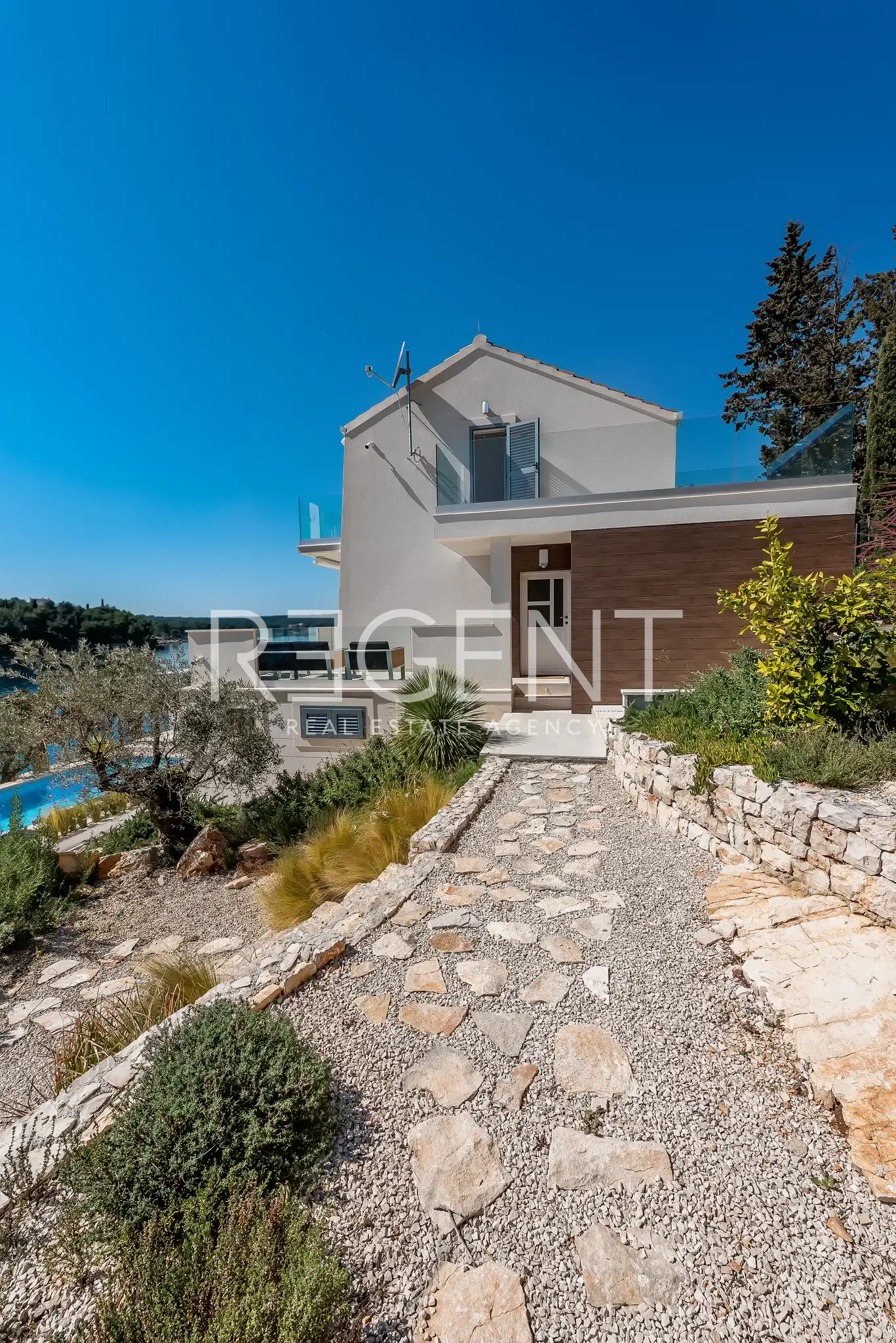 Milna, Brač – Luksuzna vila prvi red do mora s bazenom