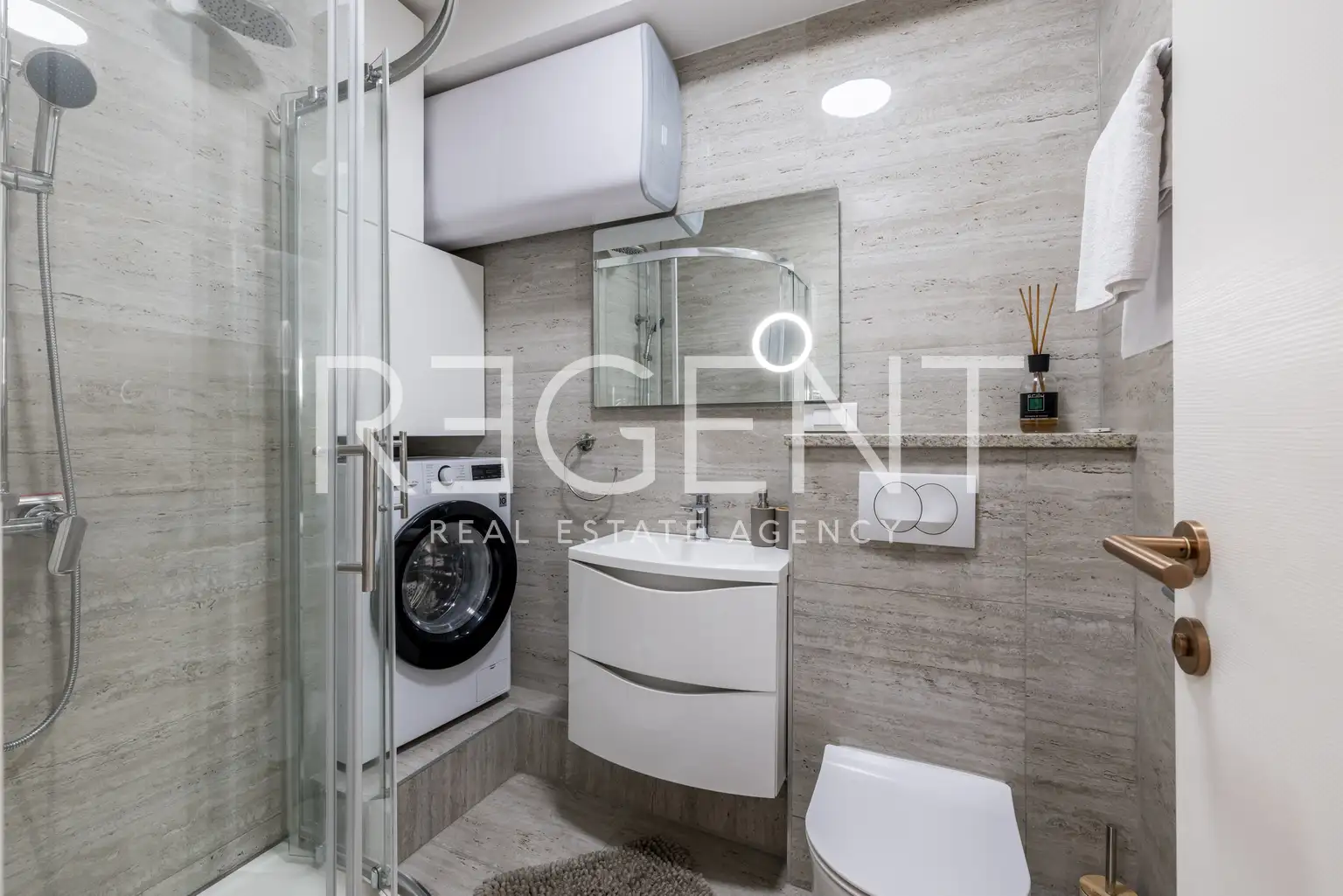 Split, Žnjan - Three-room apartment with a loggia and sea view