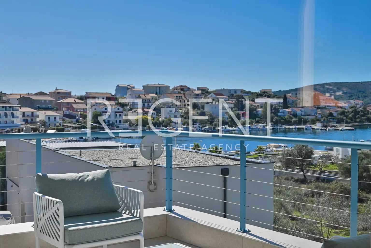 Seget Vranjica – moderna duplex vila s dva bazena i pogledom na more