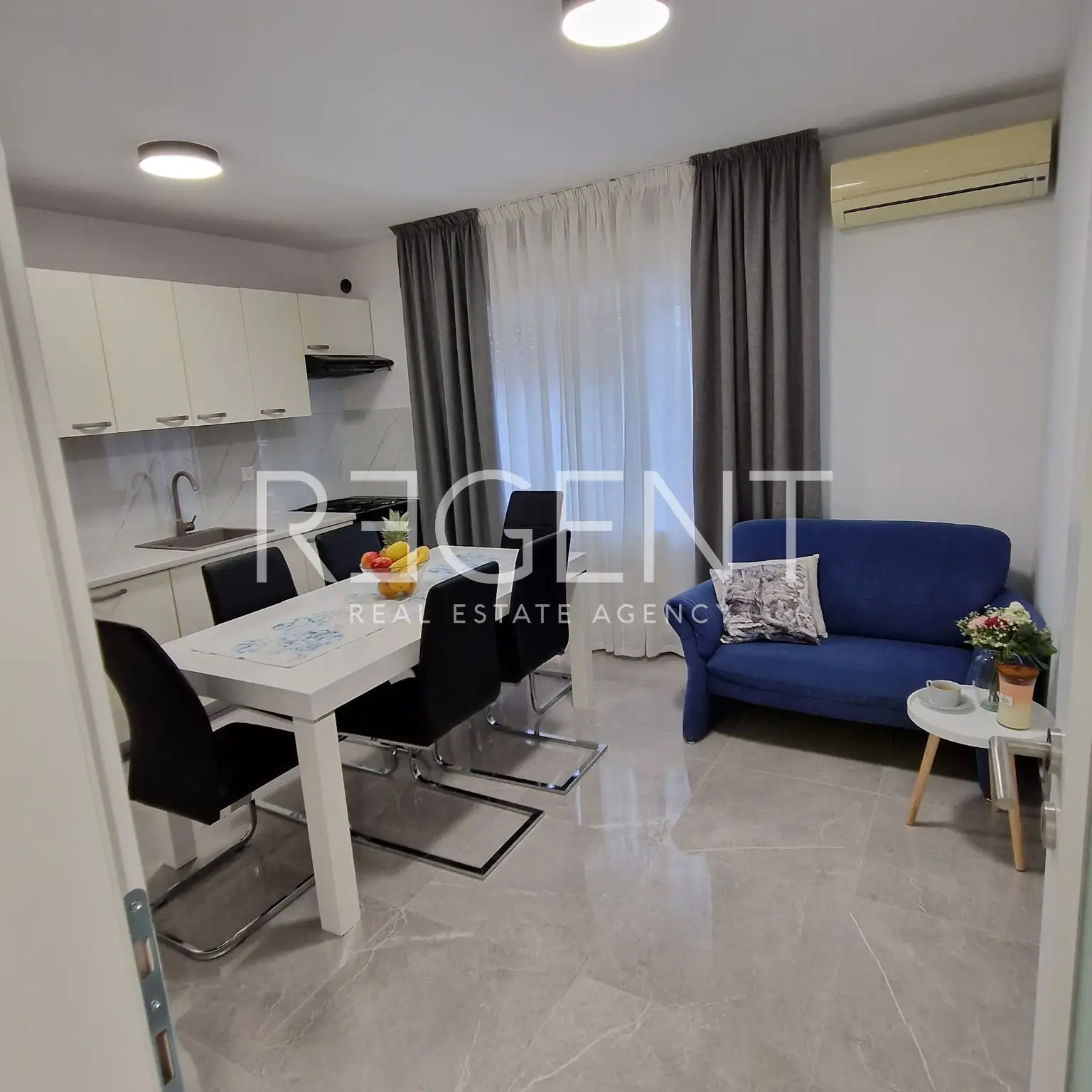 Split, Kamen - Appartement de trois pièces avec jardin privé
