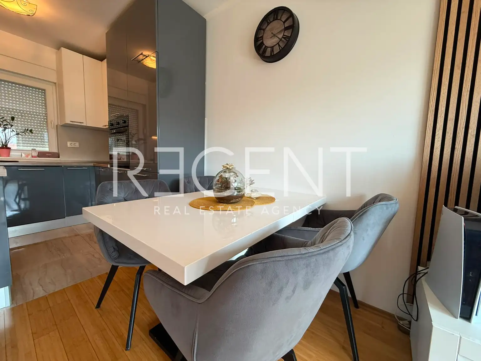 Split, Kila — Dvosobno stanovanje 66 m², balkon, garaža, novejša stavba