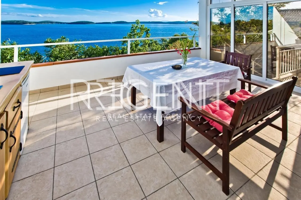 Hvar - Vila prvý rad pri mori