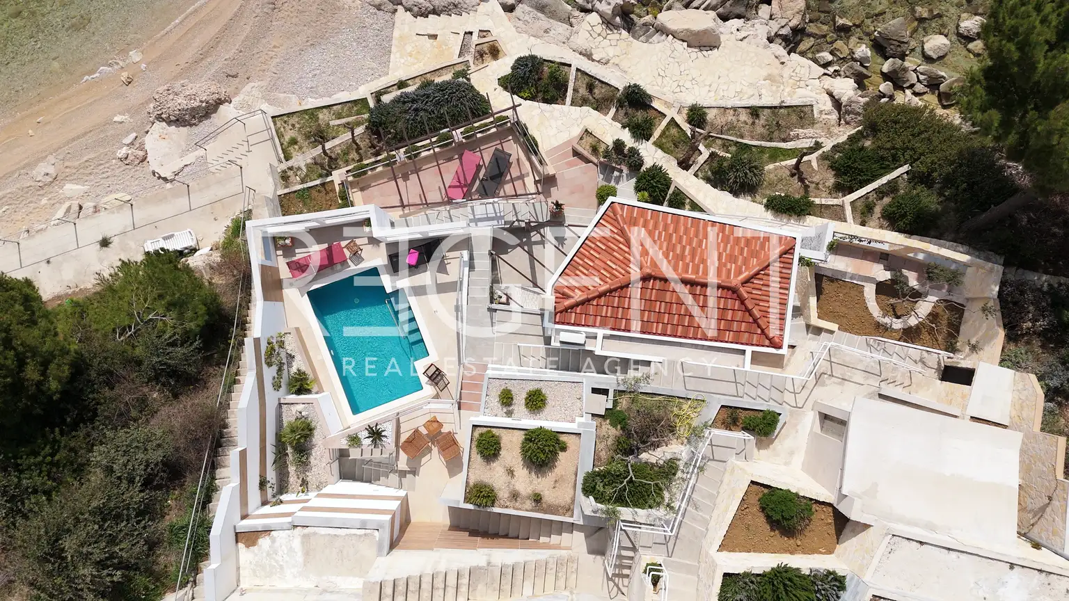 Omiš, Stanići – vila první řada u moře s velkým potenciálem