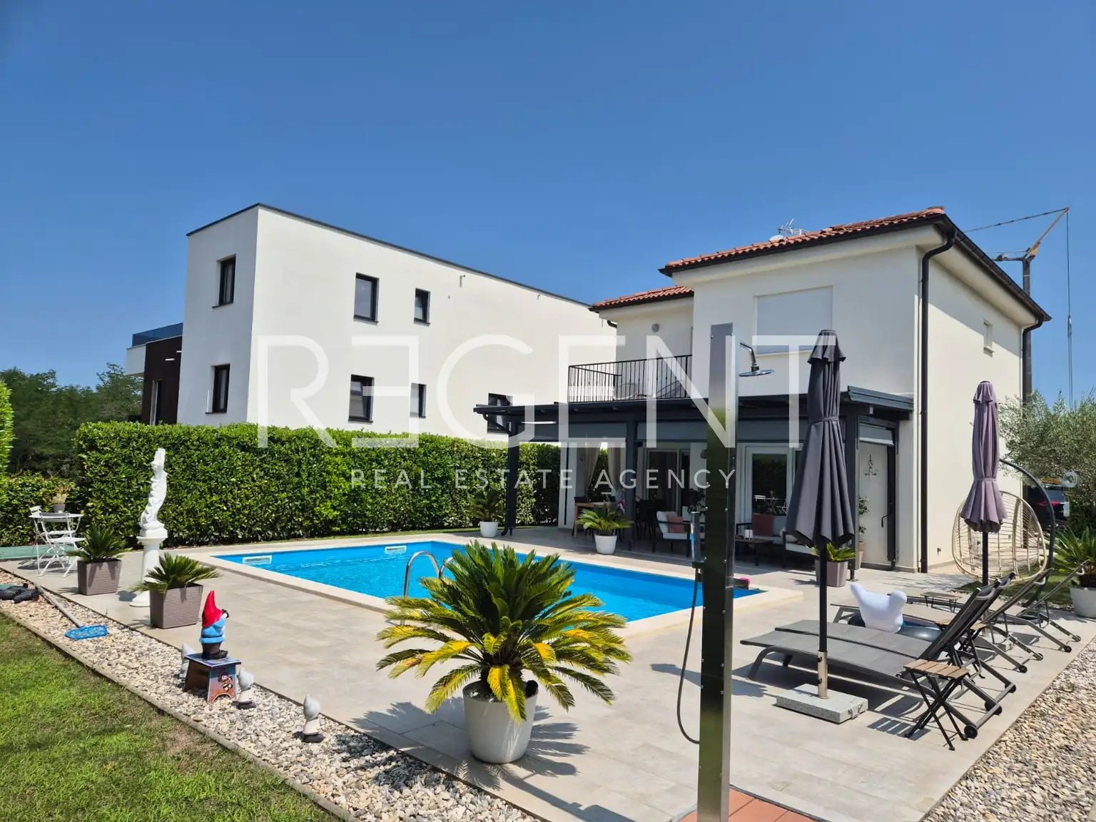 Parenzo, dintorni – casa di 135 mq, arredata con piscina e giardino.