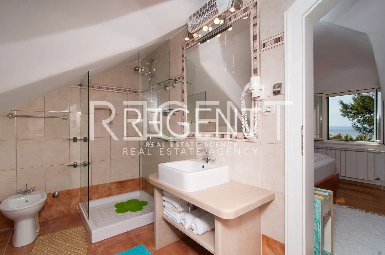 Brač, Mirca - Vila s bazenom uz more 330m2