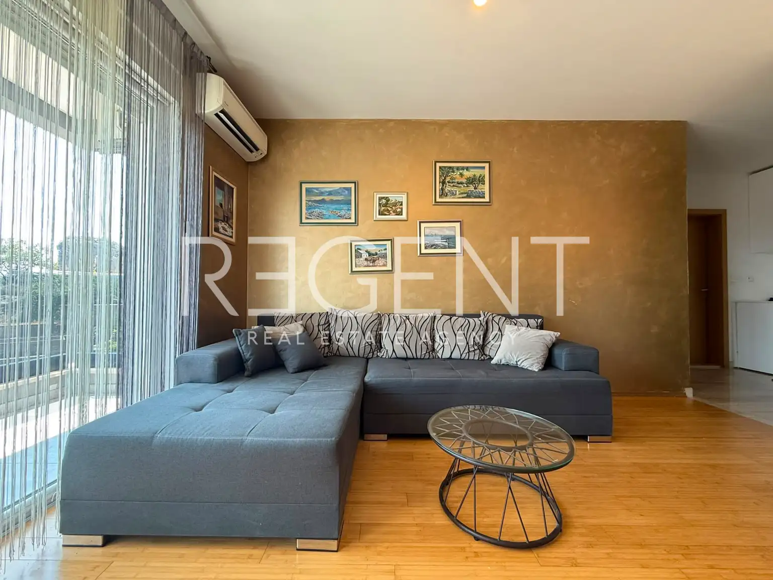 Split, Kila — Dvosobno stanovanje 66 m², balkon, garaža, novejša stavba