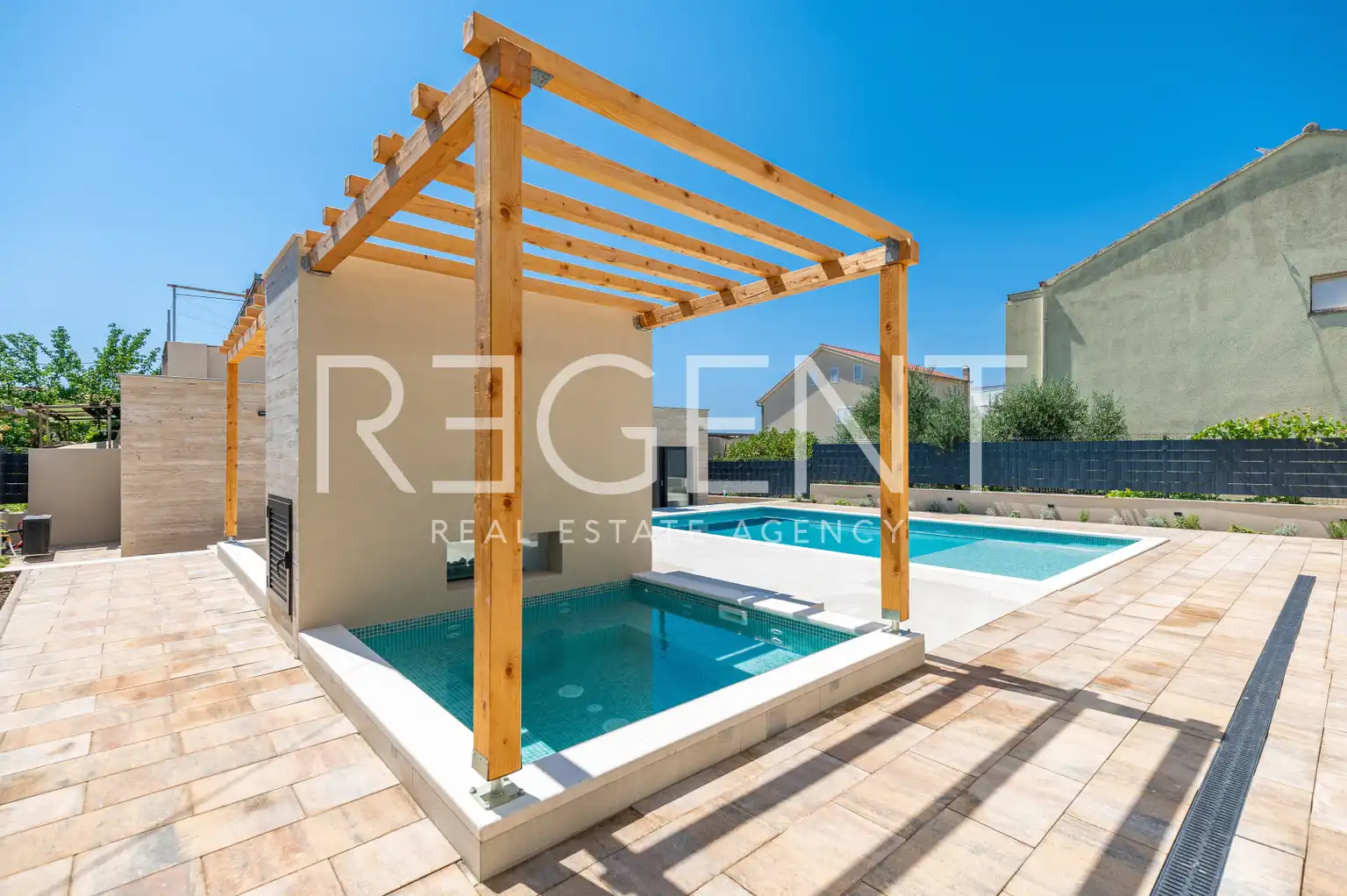 Trogir - Nova moderna vila od 300m2 s bazenom i jacuzzijem