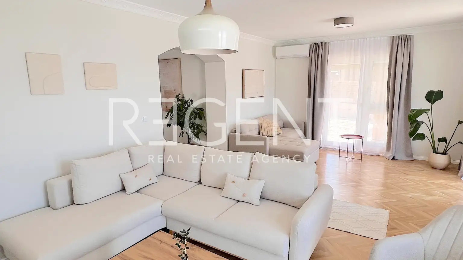 Villa 472 m², Brodarica — en première ligne de mer, 3 appartements