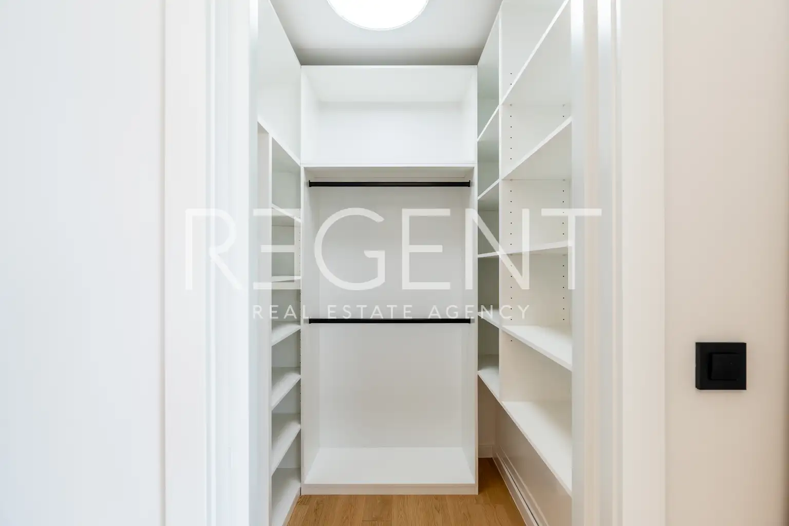 Vila 240 m² za najem, Gornji Bukovac — bazen, garaža