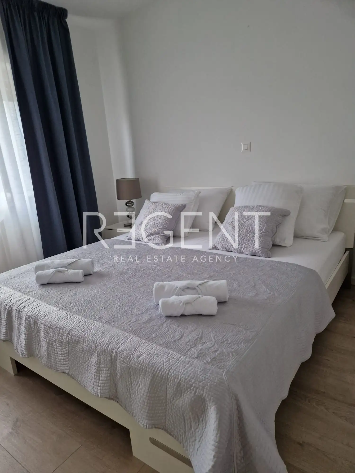 Split, Kamen - Appartement de trois pièces avec jardin privé