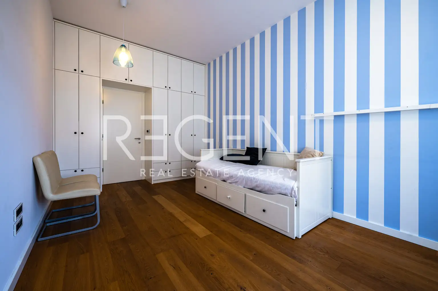 Appartement 240 m², Donji grad — 3 chambres, balcon, parking