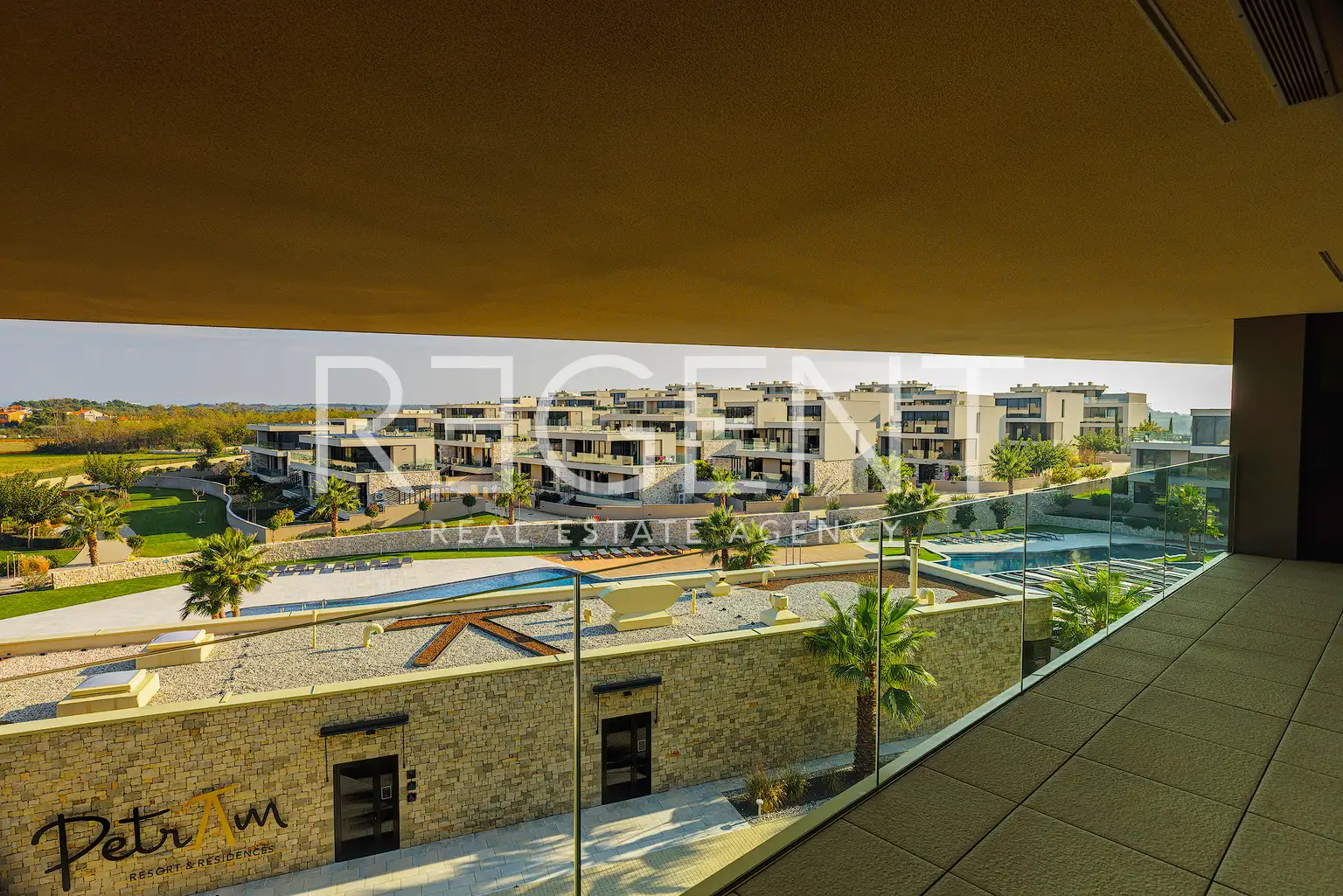 Istra, Petram Resort – trosoban apartman 95 m², balkon, pogled na park