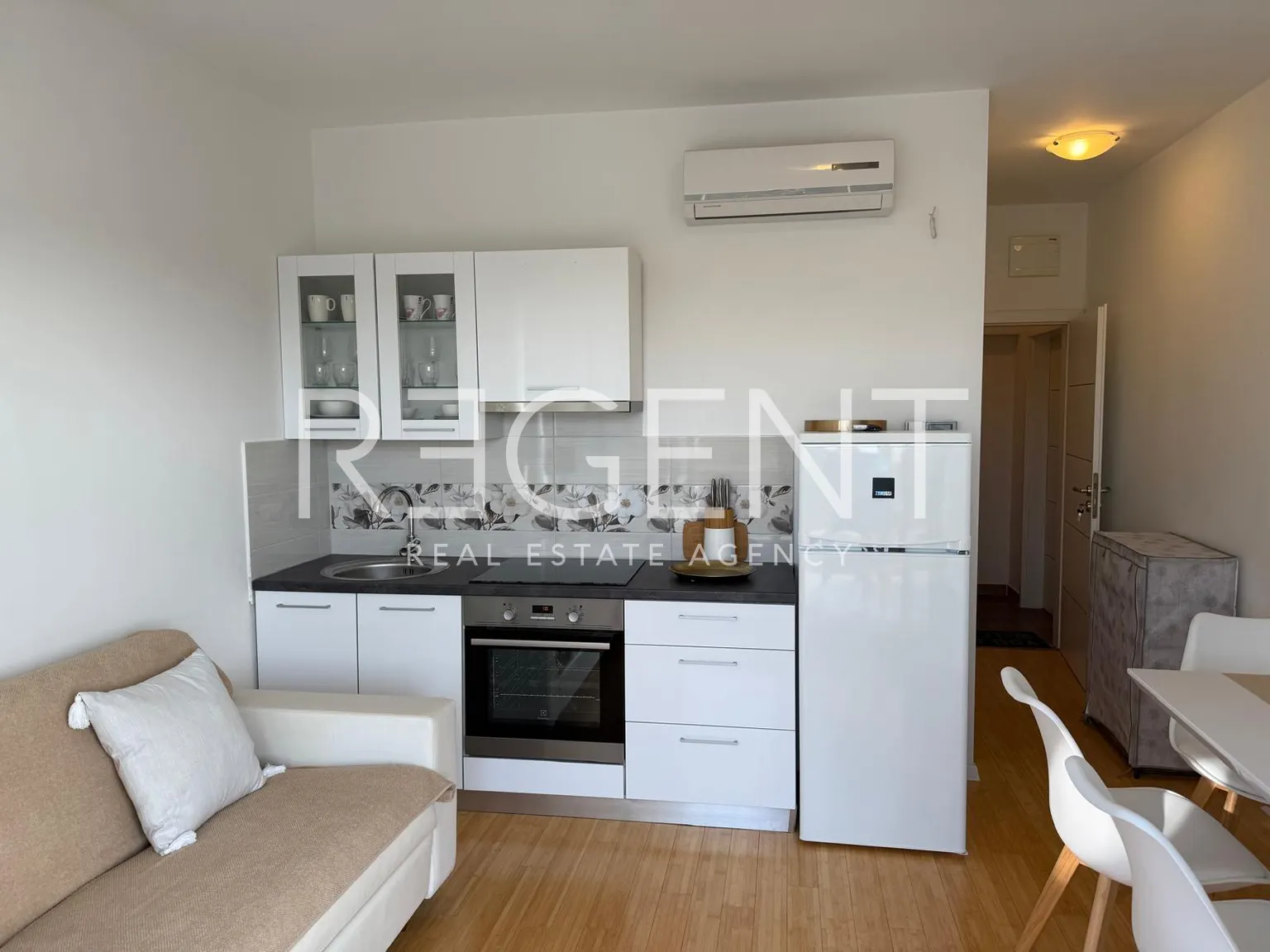 Šibenik, Podsolarsko - Moderní garsonka s prostornou terasou 38 m2
