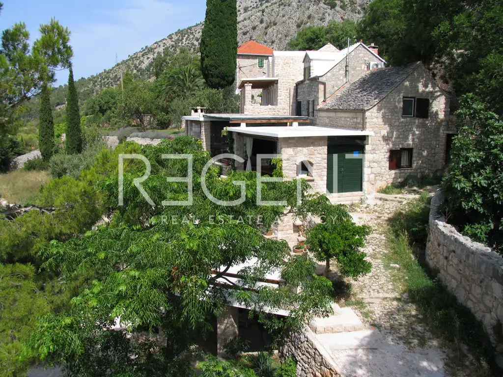 Brač, Murvica - Kamenný dům se čtyřmi apartmány