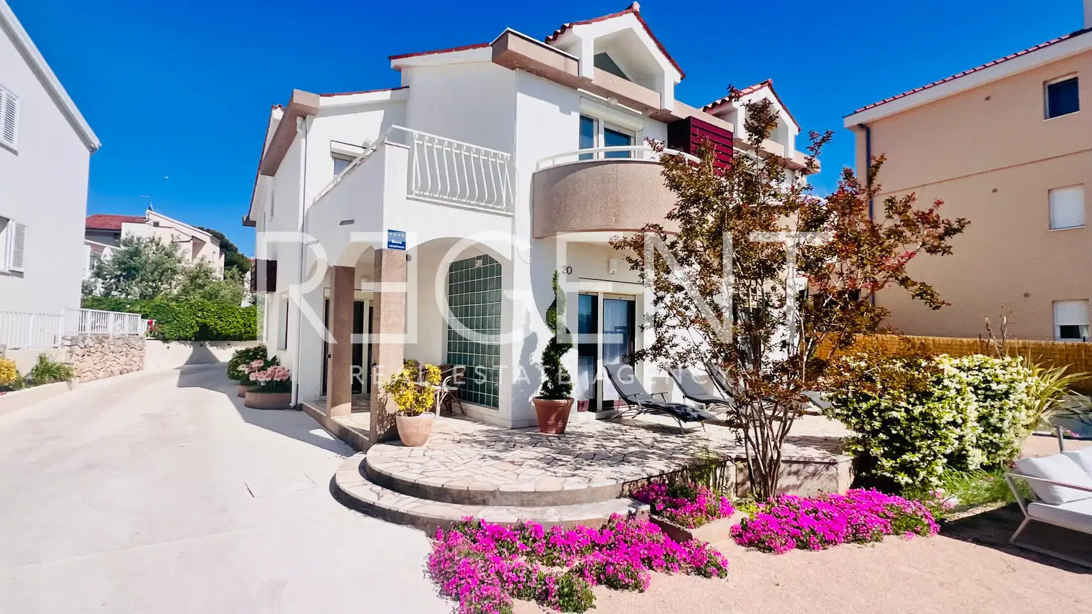Villa 472 m², Brodarica — en première ligne de mer, 3 appartements