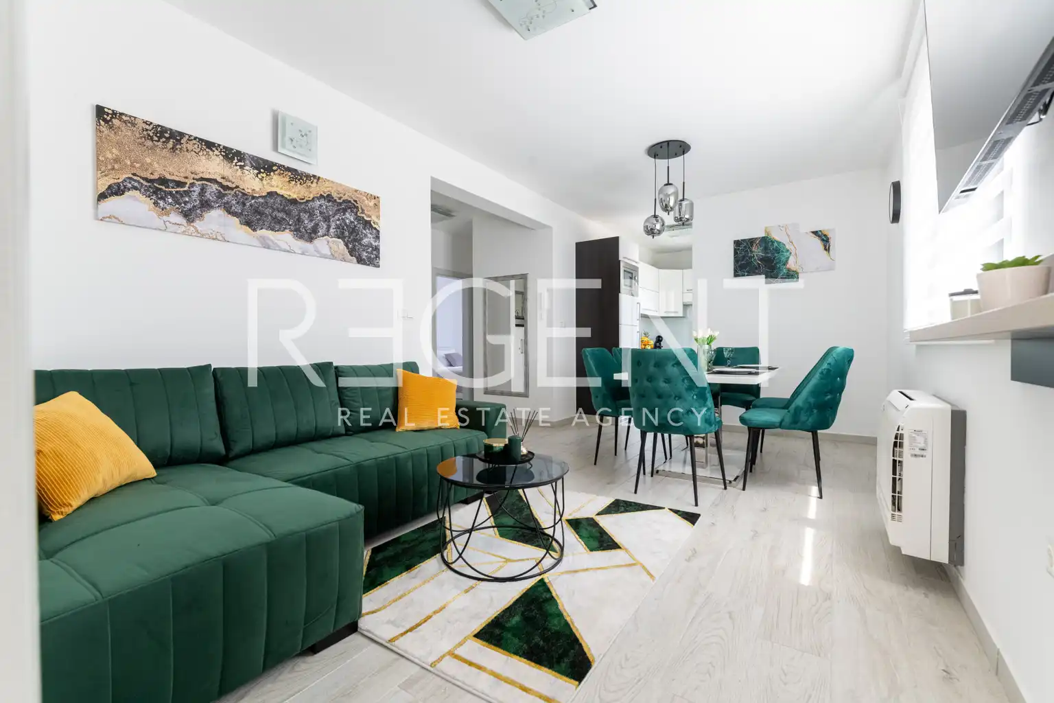 Trogir, Soline – Četverosoban stan s balkonom