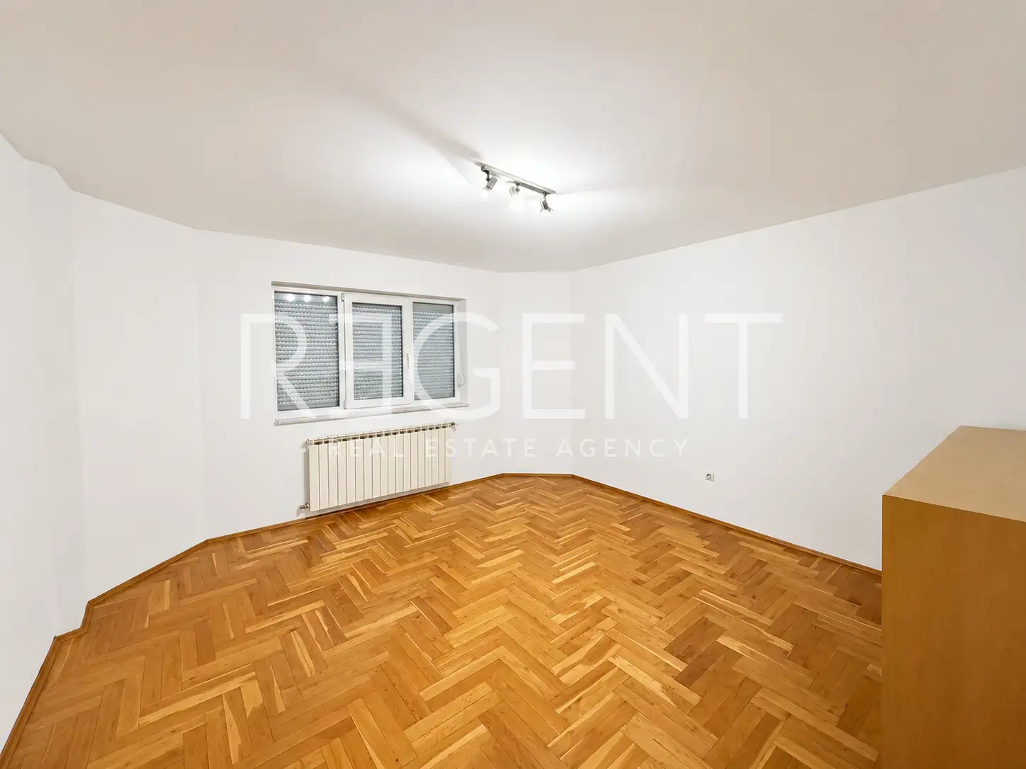 Dům 275 m² k pronájmu, Jazbina — zahrada, 2 garáže