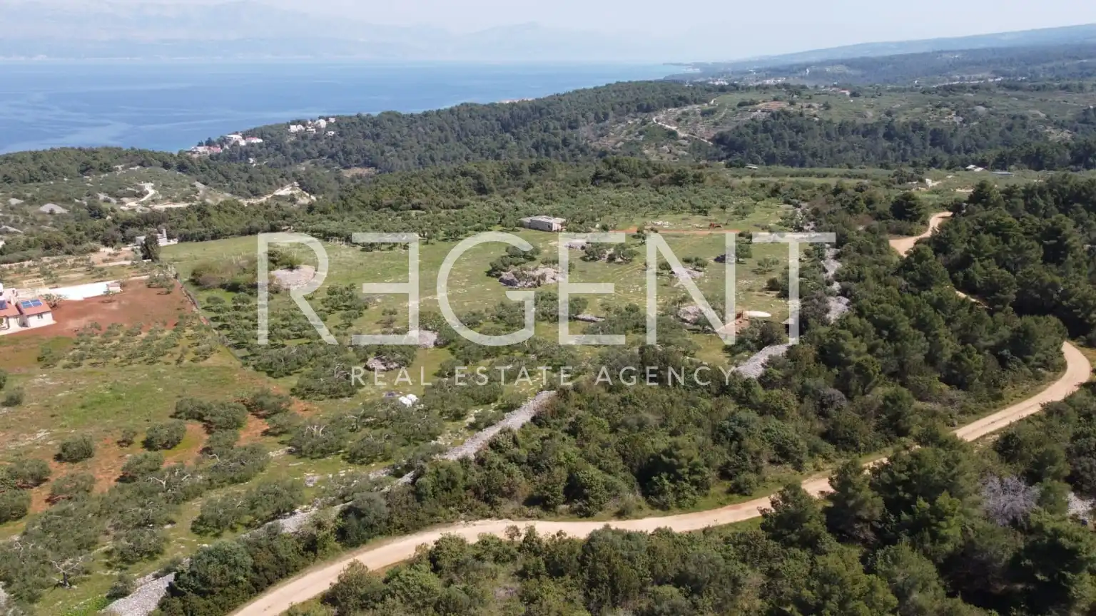 Brač, Sutivan - Zemědělská půda (24.504 m2) s možností výstavby