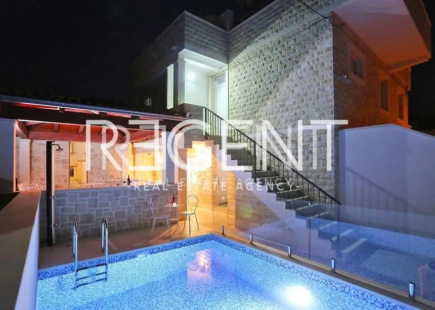 Brač, Supetar - zavedený butikový hostel s restaurací, bazénem a výhledem na moře