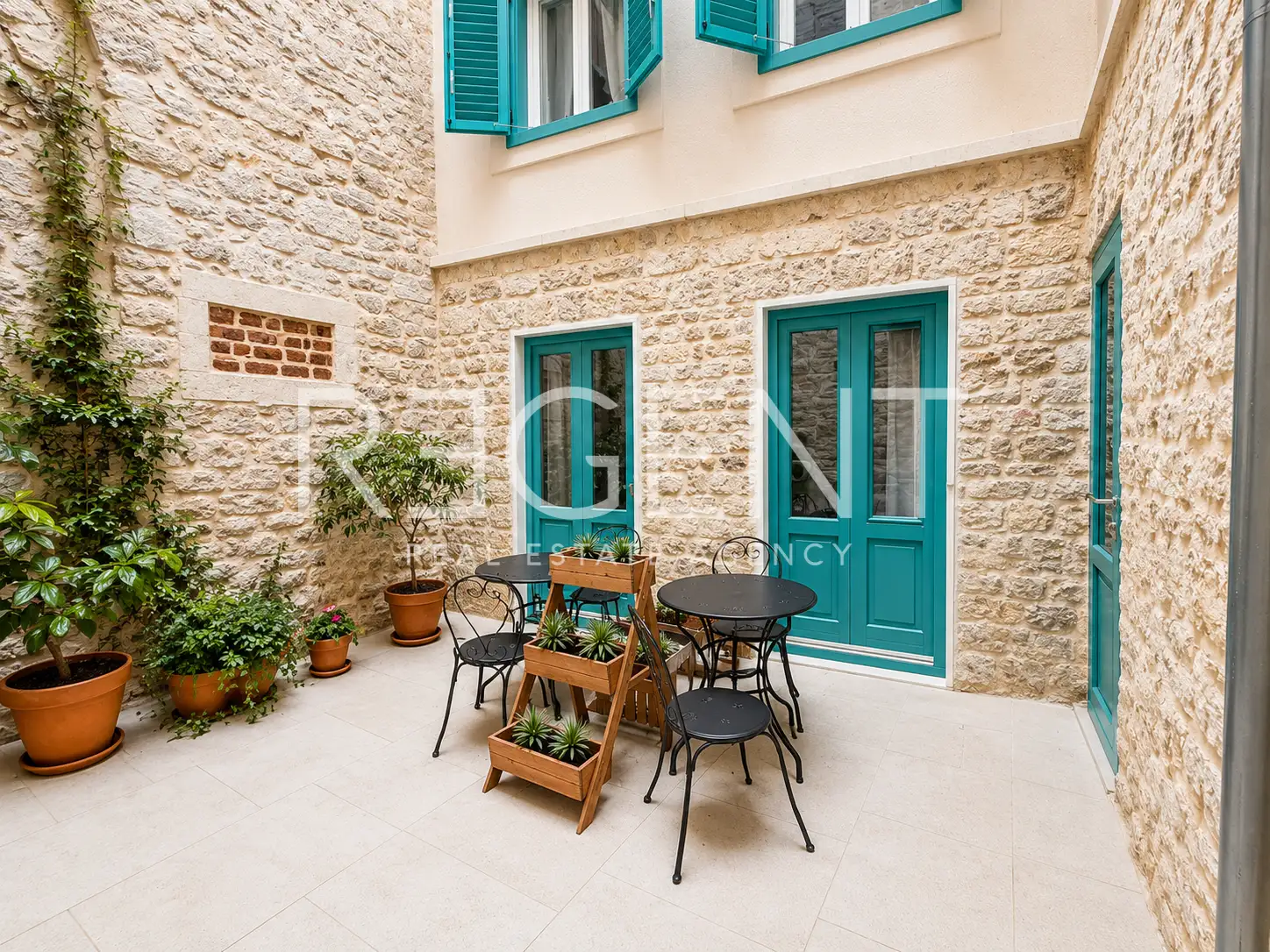 Šibenik, centar – potpuno uređena kuća s 4 apartmana
