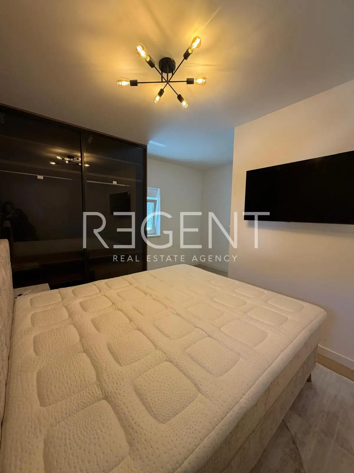 Podstrana - Dvosoban stan sa krovnom terasom i parking mjestom