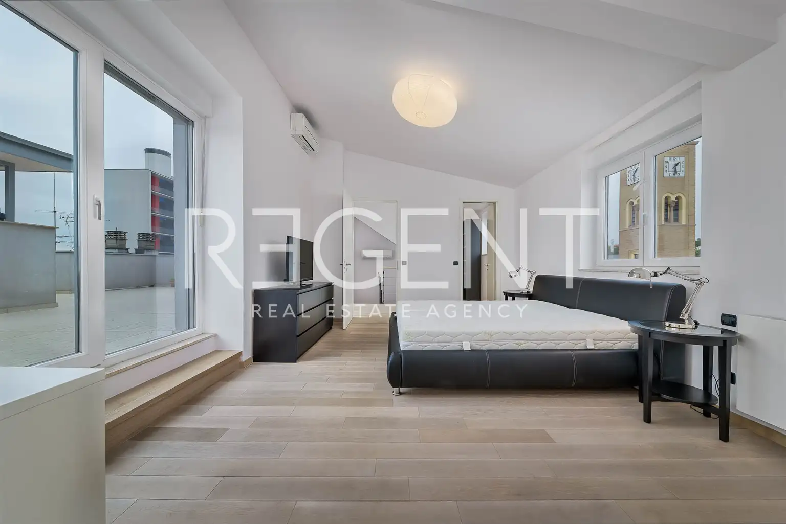 Zagabria, Centro - Lussuoso attico di quattro locali con grande terrazza di 225 m2