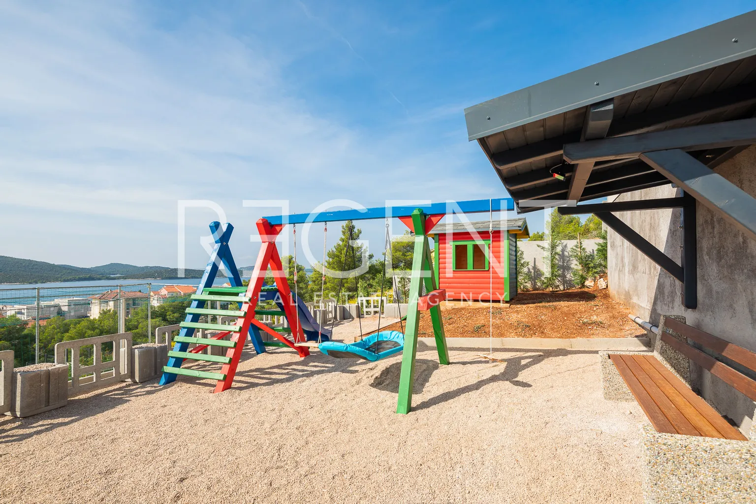 Šibenik, Žaborić - Moderne, neu erbaute Villa mit Pool 380 m2
