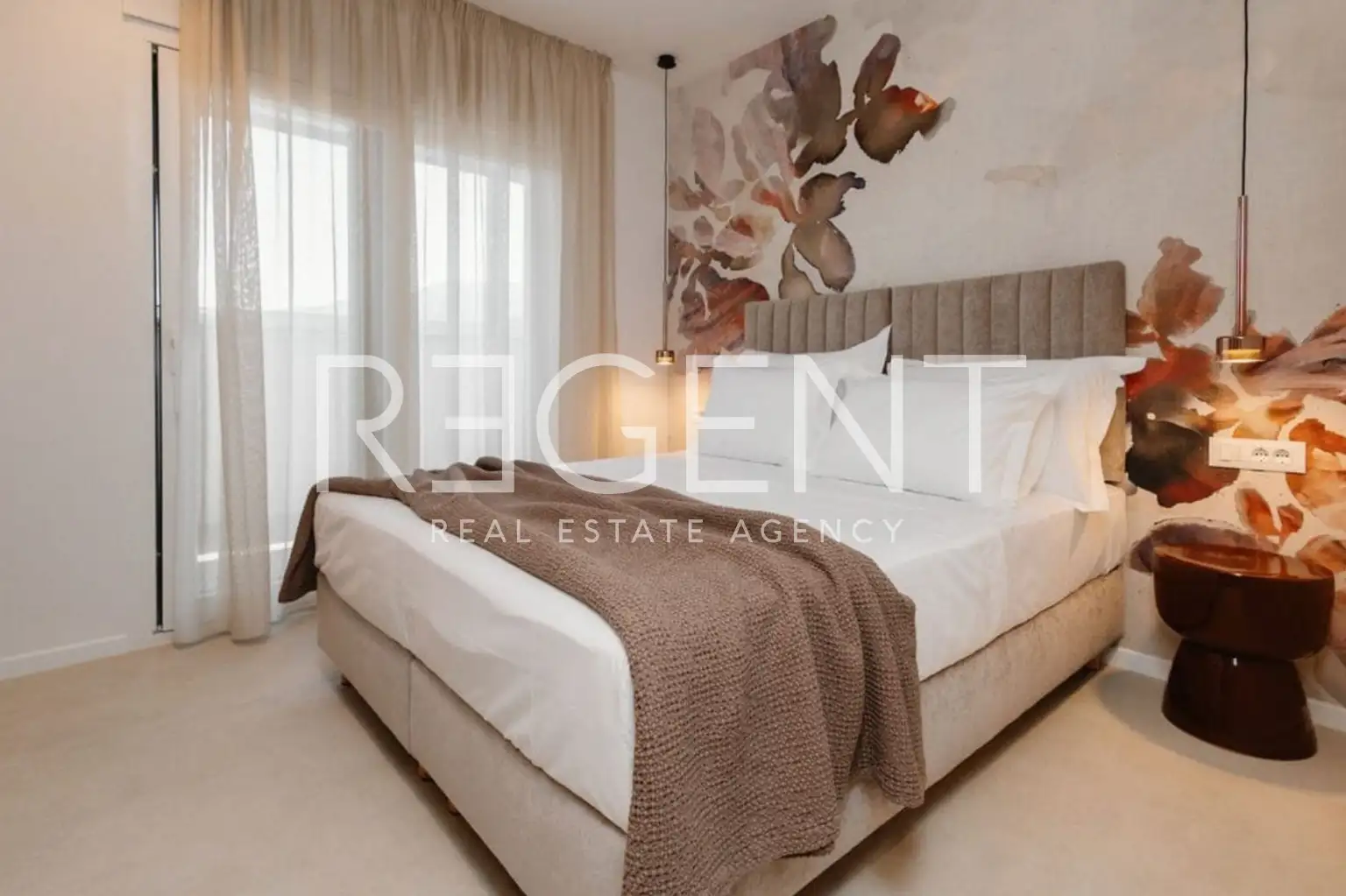 Split, Sirobuja - Trosobni penthouse sa bazenom