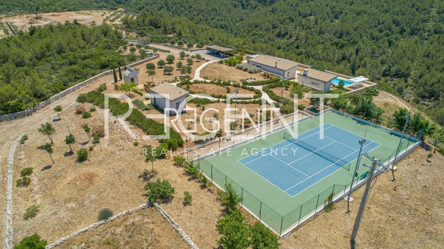 Hvar, Ivan Dolac - majetok v srdci ostrova 140 000m2