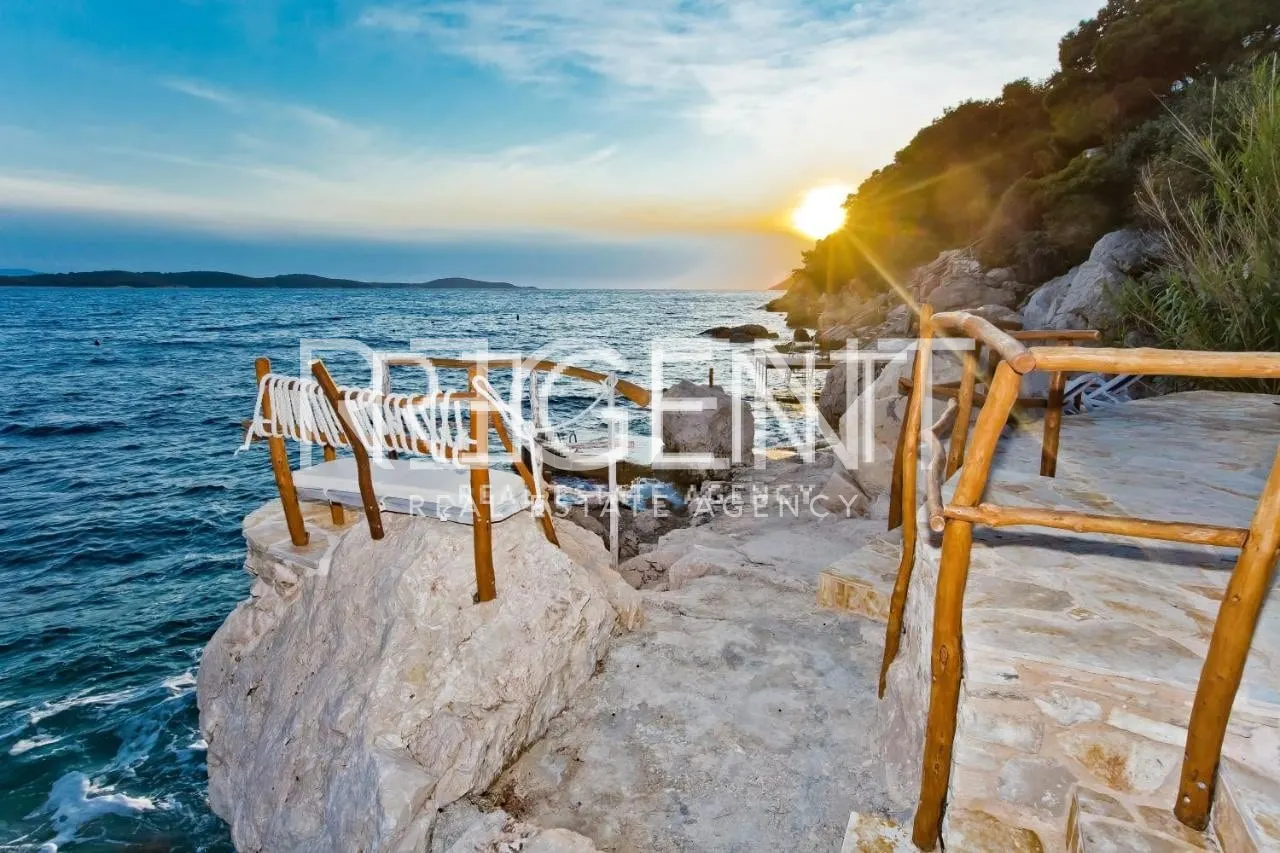 Hvar - Vila prvý rad pri mori