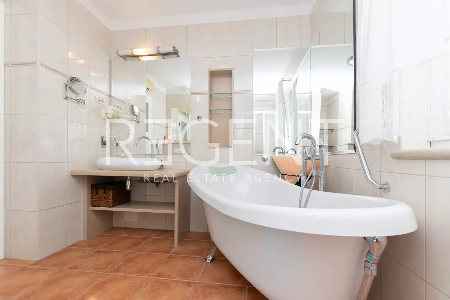 Brač, Mirca - kamenná vila s výhľadom na more, 300m2