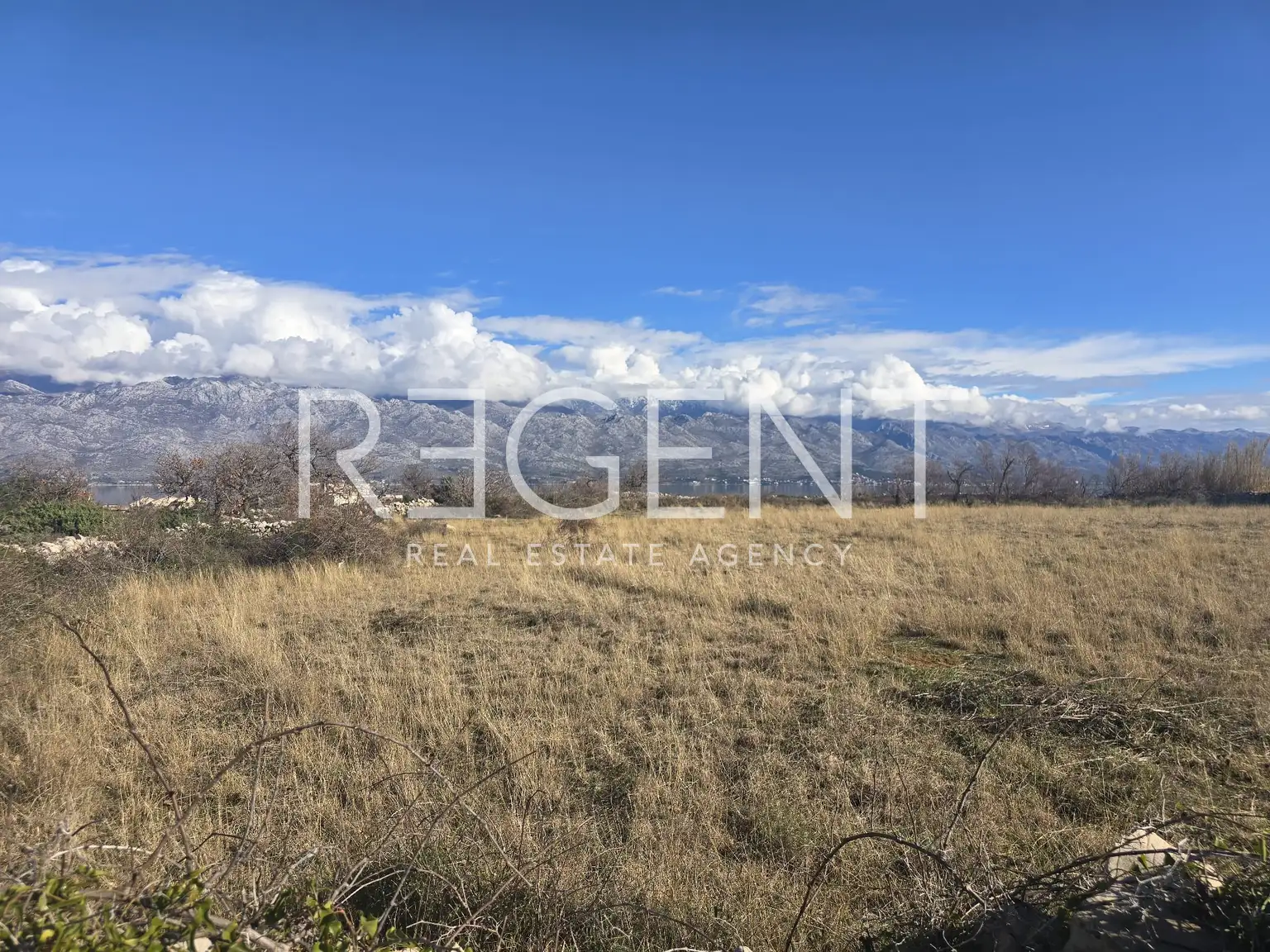 Ražanac-Građevinsko zemljište u mirnom okruženju