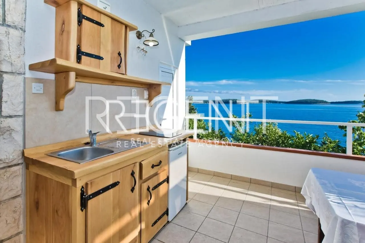 Hvar - Vila prvý rad pri mori