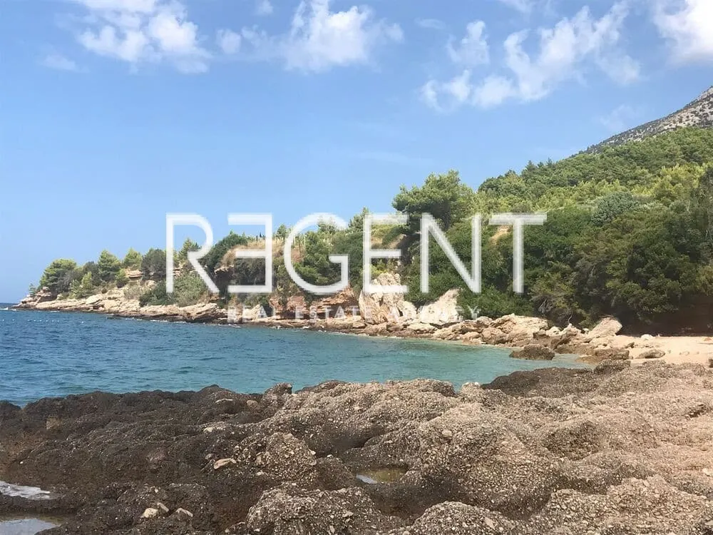 Brač, Bol - pozemek nedaleko pláže Zlatni rat 4280m2
