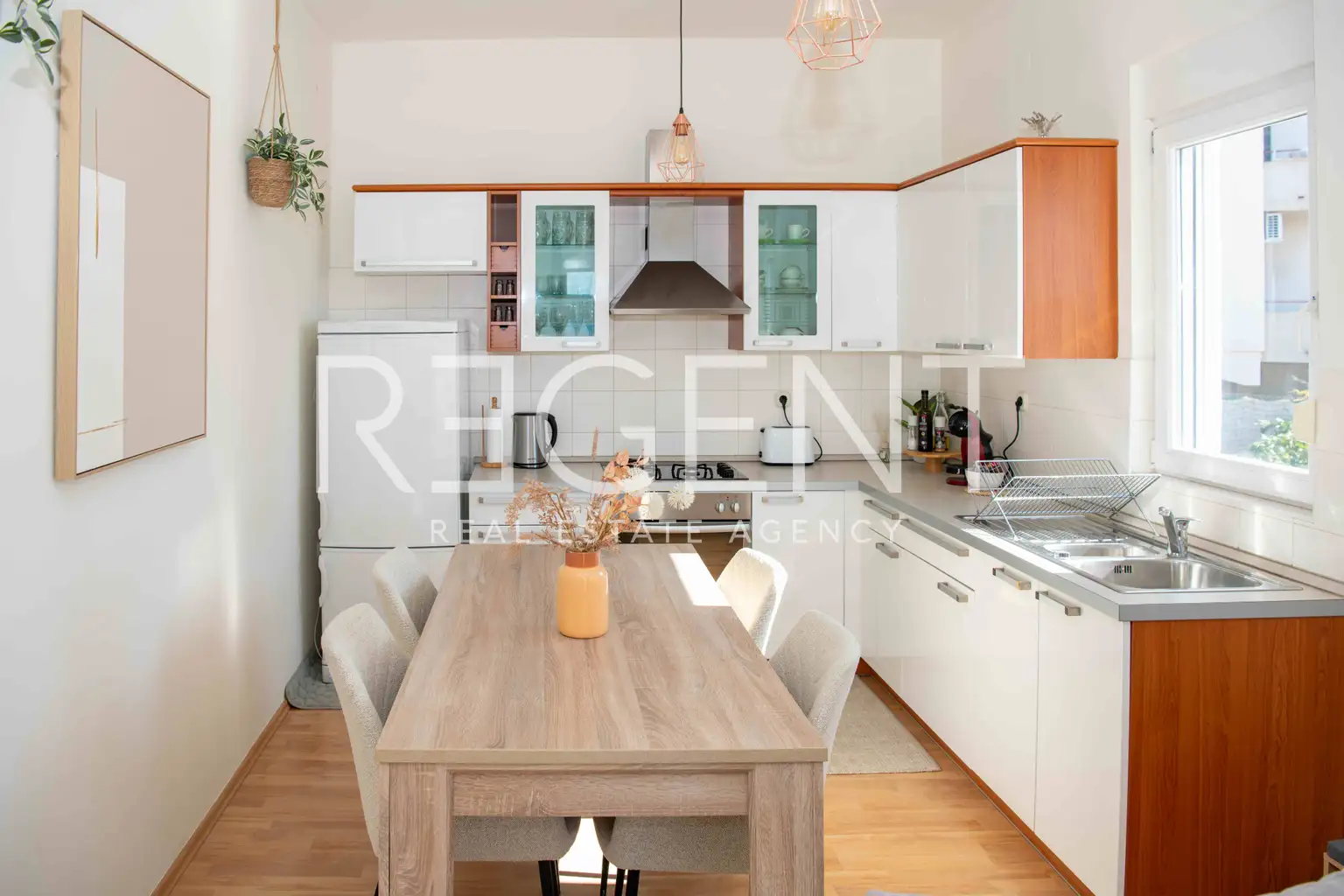 Villa 472 m², Brodarica — en première ligne de mer, 3 appartements