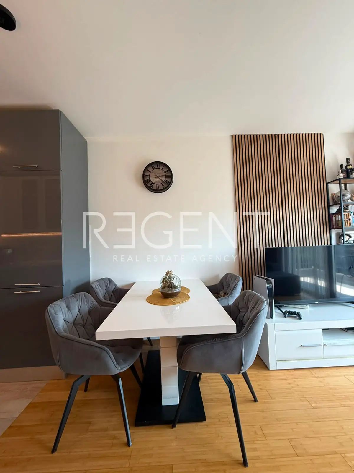 Split, Kila — Dvosobno stanovanje 66 m², balkon, garaža, novejša stavba