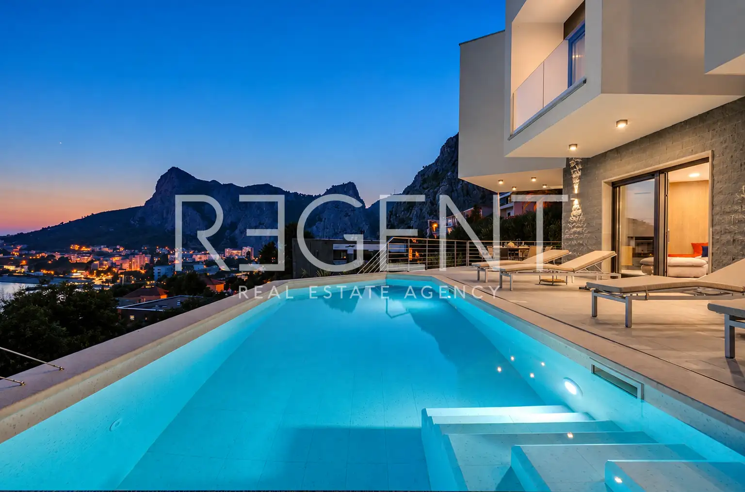 Vila 210 m², 4 spavaće sobe, bazen i pogled na more – Omiš