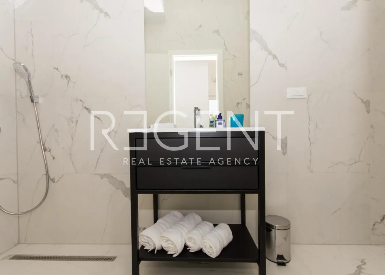Trogir - Moderan, peterosobni penthouse s terasom i pogledom na more 185 m2