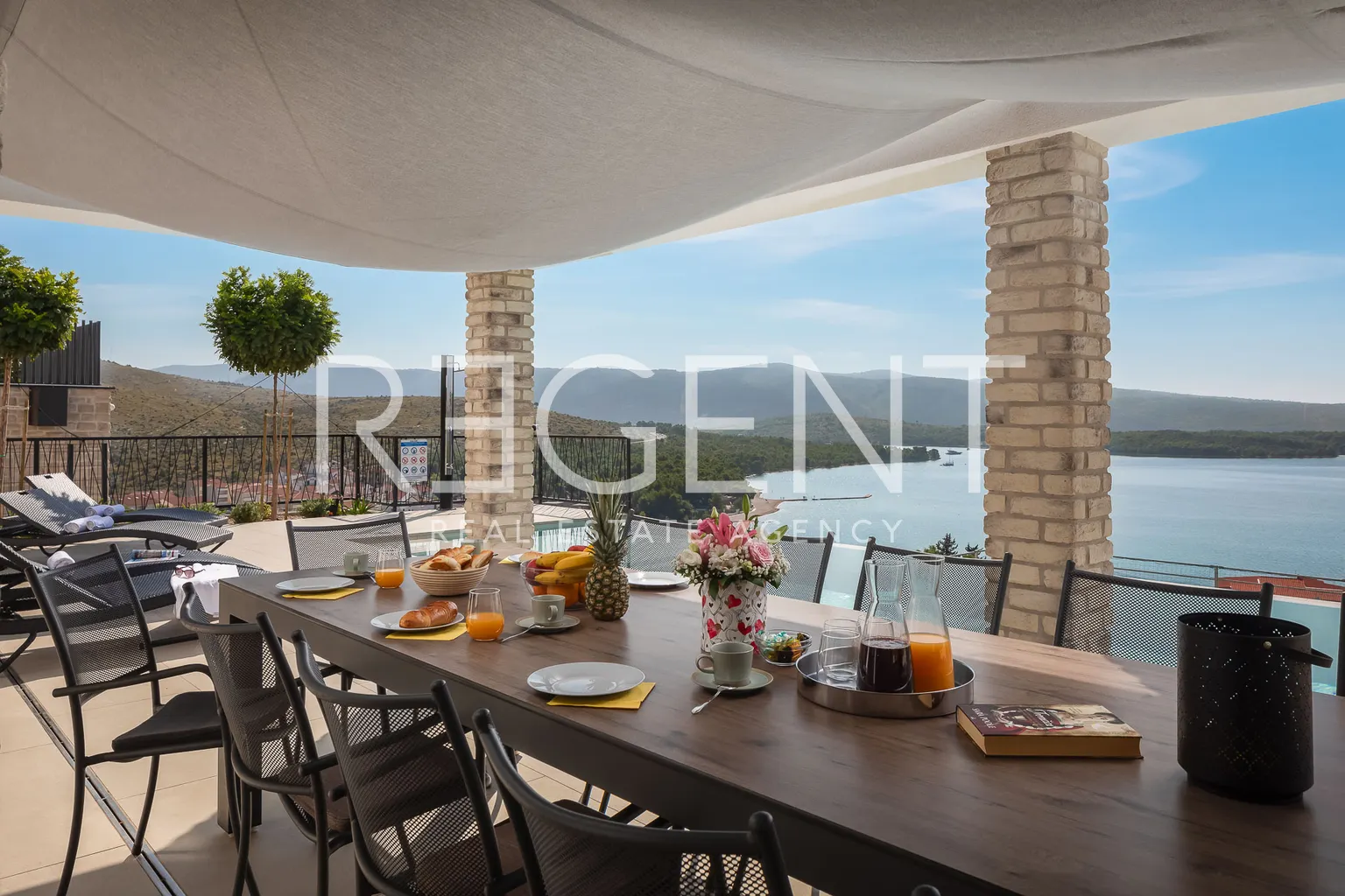 Šibenik, Žaborić - Moderne, neu erbaute Villa mit Pool 380 m2