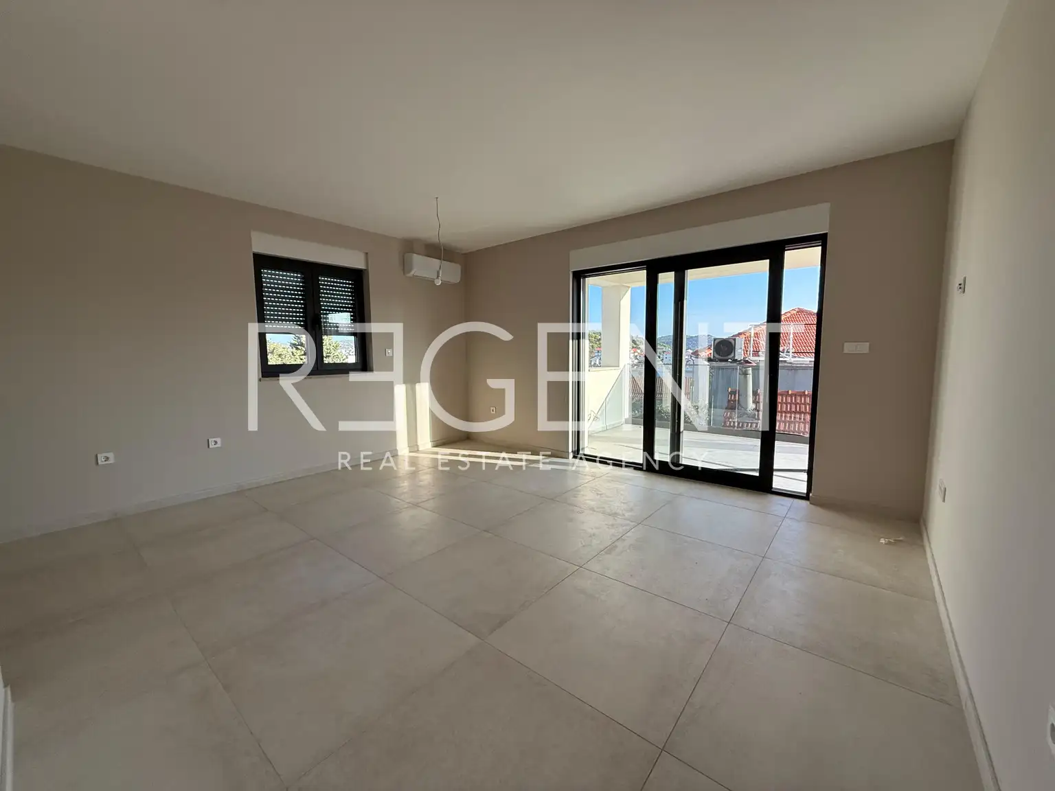 Rogoznica - Wohnung im Erdgeschoss mit Terrasse und Meerblick