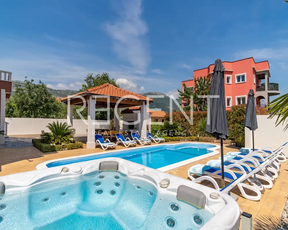Split, Kaštela - Vila s bazenom i pogledom na more 333 m2
