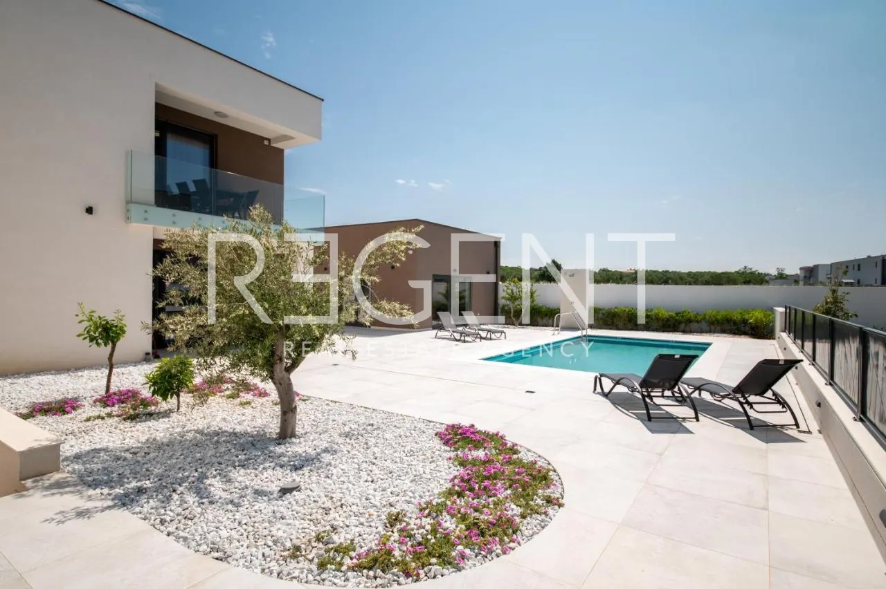 Zadar, Vrsi – appartements de trois pièces avec piscine et vue sur la mer