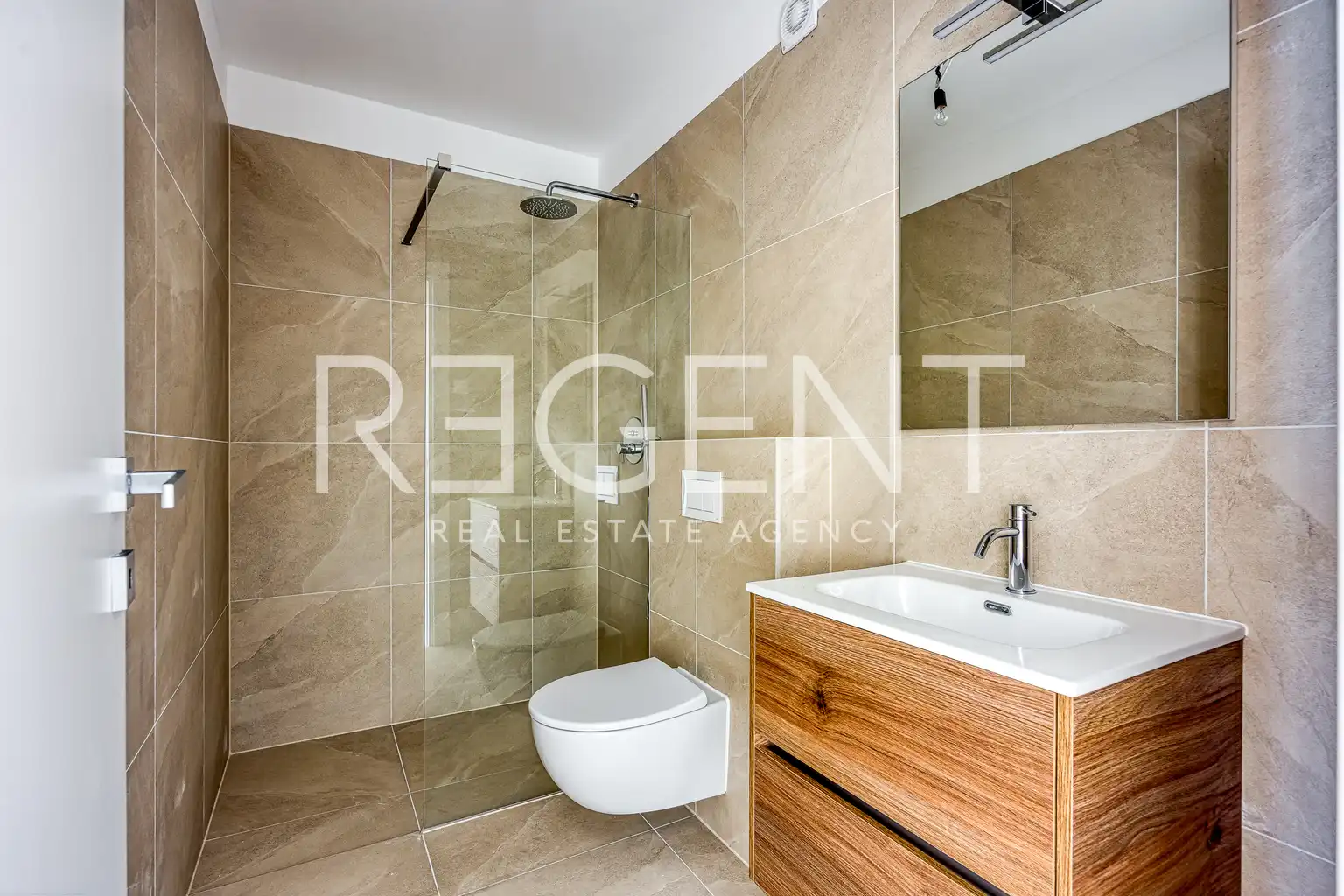 Istrie, Novigrad - Dvoupokojový apartmán v luxusním rezidenčním komplexu 60 m2