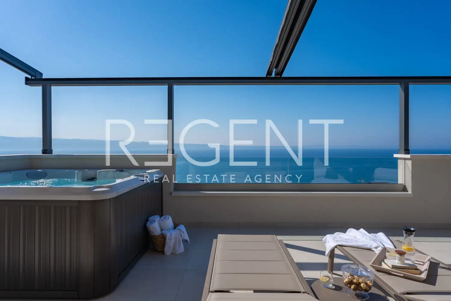 Podstrana - Moderná luxusná vila s bazénom a strešnou terasou