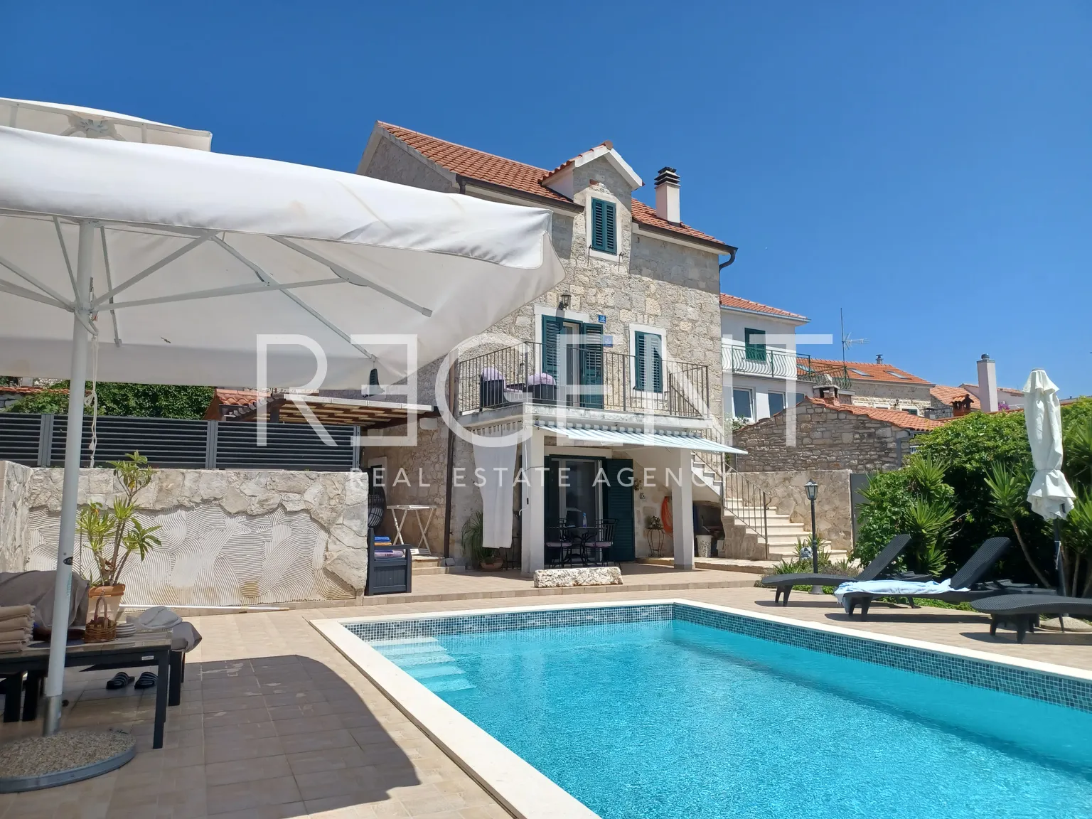 Split, Šolta - Dvije kamene kuće s bazenom i otvorenim pogledom 115 m2