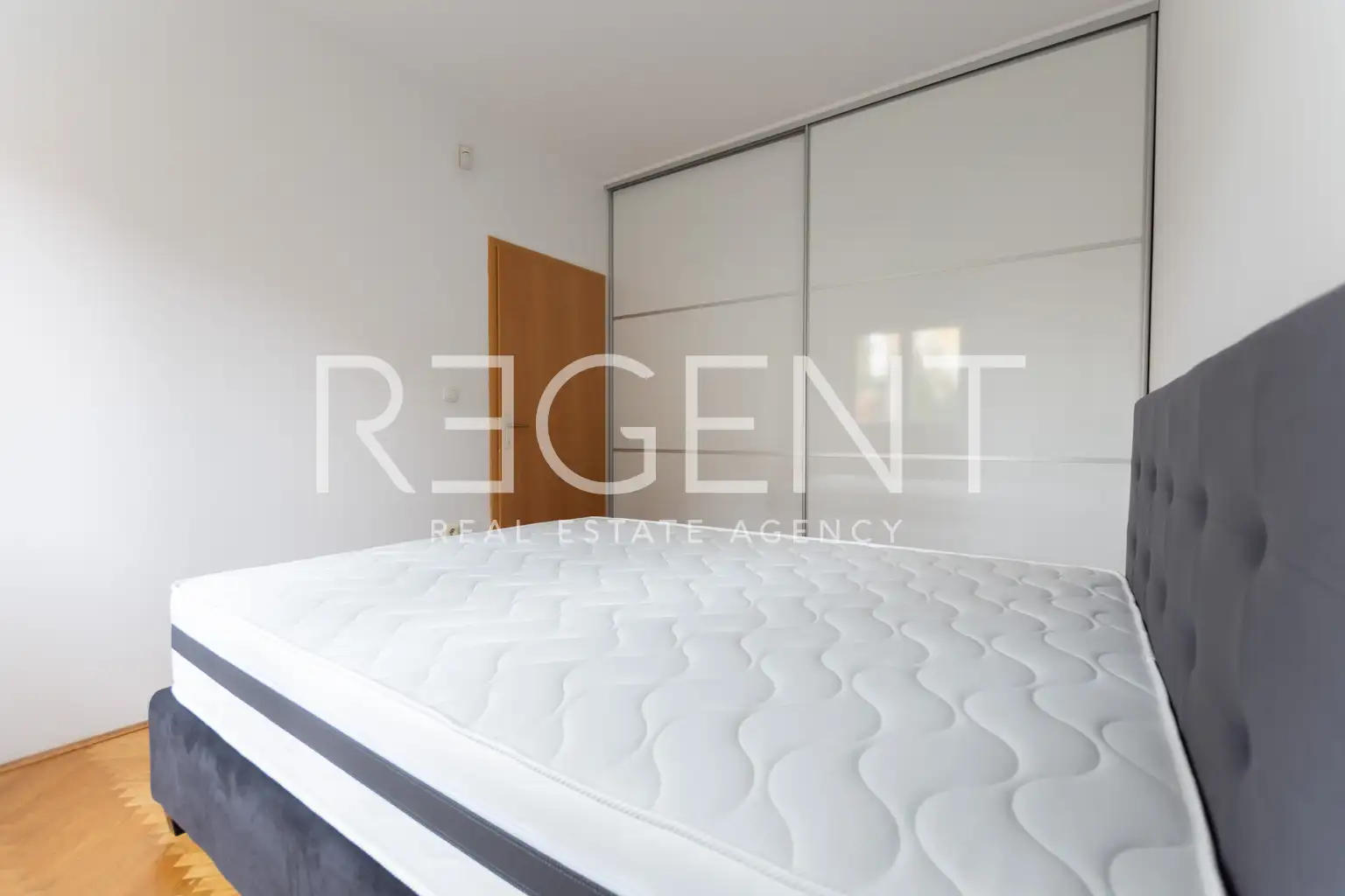 Zagreb, Maksimir - Dvosoban stan u urbanoj vili s parkingom