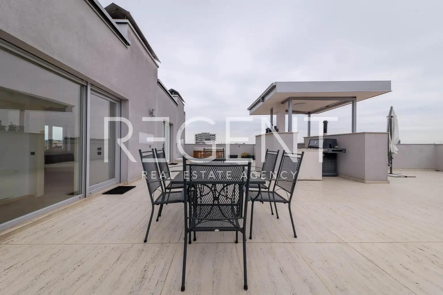 Zagabria, Centro - Lussuoso attico di quattro locali con grande terrazza di 225 m2