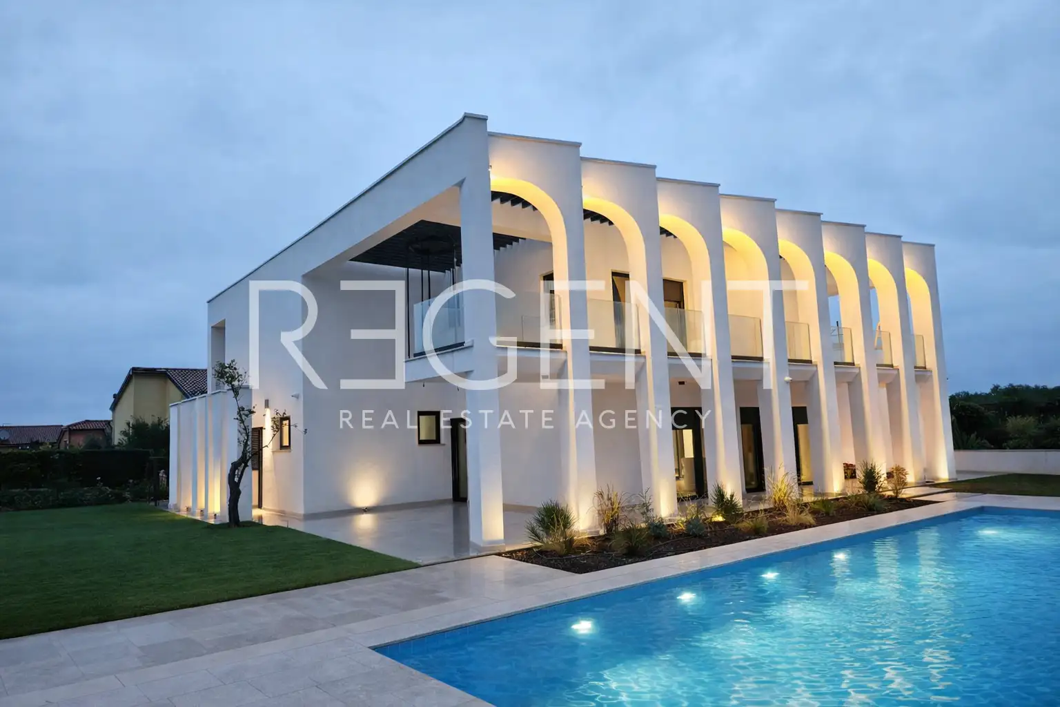 Vila 335 m², Umag — bazen 10×5, pogled more, namještena