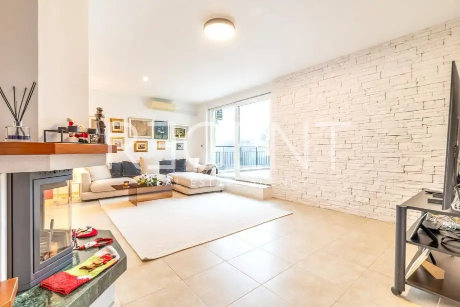 Загреб, Шребрняк – роскошная двухуровневая квартира в превосходном месте